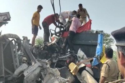 दो ट्रकों के बीच जबरदस्त भिड़ंत, मौके पर दोनों चालकों की मौत, दो घायल
