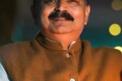प्रोफेसर तिवारी पर गाली-गलौच व जान से मारने की धमकी देने का आरोप, निजी ज़मीन पर काम करने से गुंडे लगाकर रोक रहे हैं प्रोफेसर तिवारी, पहले भी ज़मीन कूटरचना के कई मामले तिवारी के खिलाफ दर्ज हैं
