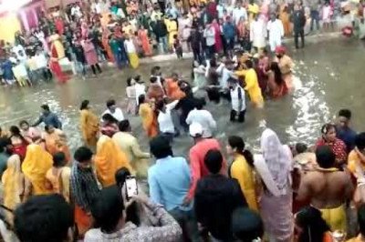 देखिये वीडियो,,, यहाँ छठ घाट में जमकर मारपीट,पूजा करना छोड़ आपस में भिड़े