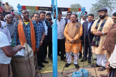 सीएम विष्णुदेव साय ने धान खरीदी केंद्र का किया औचक निरीक्षण, किसानों के साथ खड़े होकर करवाया धान का तौल