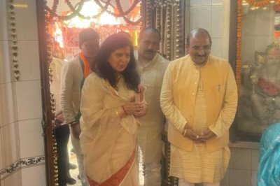 महाशिवरात्रि के अवसर पर कपिलेश्वर मंदिर में लोकसभा प्रत्याशी सरोज पांडेय ने भोलेनाथ की पूजा की,,और भंडारे में हुई शामिल
