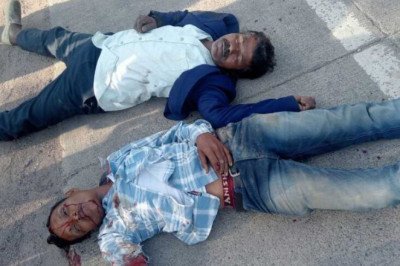 अभी अभी आयी ये  बिग ब्रेकिंग,,, फिर खड़ीं ट्रेलर में जा भिड़े बाइक सवार दो युवक : घटनास्थल पर एक ने तोड़ा दम : दूसरा गंभीर रूप से घायल…