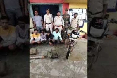 देखिए विडियो,,, साहब मेरी मुर्गियां चोरी हो गये,,इतना सुनते ही पुलिस आयी  एक्सनमोड़ पर और इन 5 मुर्गी चोर को किया गिरफ्तार