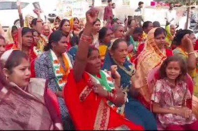 देखिए विडियो,,, अपने अंदाज में कांग्रेस महापौर प्रत्याशी उषा तिवारी का धुंआधार प्रचार जारी....14 वार्डो में लोगो से मांगा आशीर्वाद