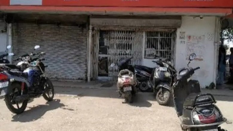 कोरबा में दिनदहाड़े इस बैंक के बाहर चोर: अधिवक्ता की डिक्की से नकदी पार ..