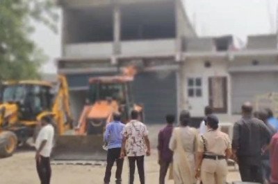 क़ोरबा बिग ब्रेक...प्रशासन का बुलडोजर एक्शन- रज्जाक अली के निर्माण पर चला बुलडोजर,