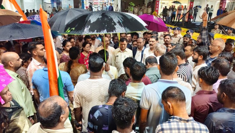 कोरबा में राष्ट्रीय गीत के अपमान के विरोध में भाजपा का जमकर हल्लाबोल , कांग्रेस कार्यालय के सामने गूंजा वंदे मातरम्*