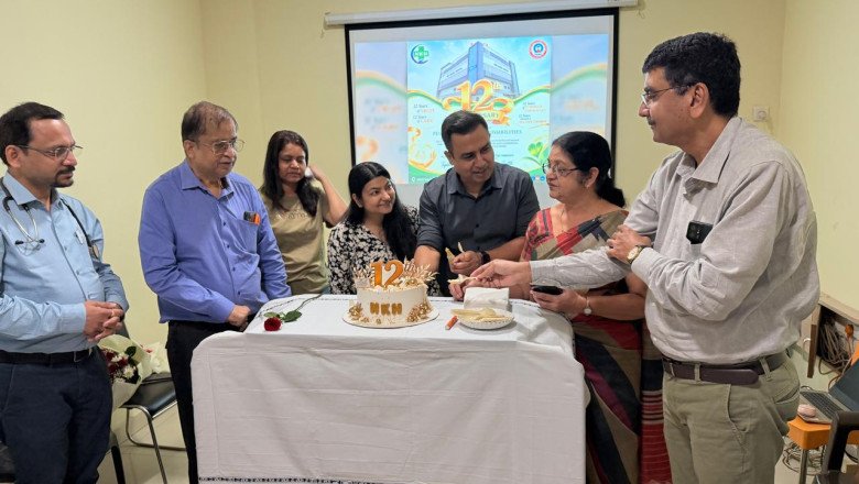 एनकेएच सुपरस्पेशलिटी हॉस्पिटल ने पूरे किए सेवा के 12 वर्ष, केक काटकर मनाई वर्षगांठ