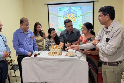 एनकेएच सुपरस्पेशलिटी हॉस्पिटल ने पूरे किए सेवा के 12 वर्ष, केक काटकर मनाई वर्षगांठ